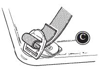 siedziska (B) + (C). Zamocować pas biodrowy w klamrze pod poduszką siedziska (C)