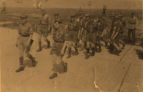 Rok 1946 przemarsz harcerzy ulicami Garwolina w