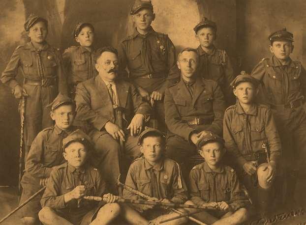 1945/1946 Zimowisko harcerskie w Kudowie Zdroju komendant Stanisław Żukowski opiekun Marian Jaworski 1946 Stanisław Szałajko i Stanisław Żukowski kończą kurs podharcmistrzowski podczas II Centralnej