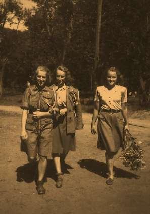 Obozy i kursy harcerek 1945/1946 Zofia Wojciechowska na obozie dla drużynowych w Kościelisku 1946 Irena Lupińska i Zofia Zając reprezentują Hufiec na