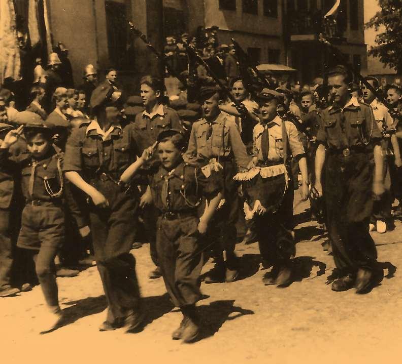 1 Maja 1950 roku Jan Gruza prowadzi kolumnę harcerską na 1-majowym pochodzie w