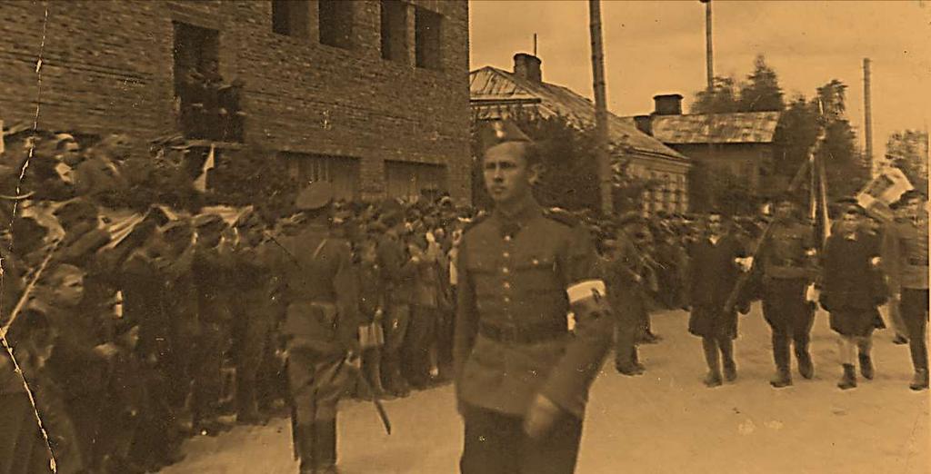 9 Maja 1946 roku w Garwolinie na pierwszym planie phm.