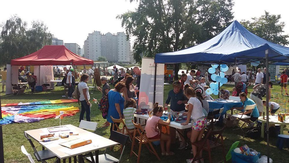 Piknik Prasko-Południowe Prezentacje Wydarzenie ma charakter plenerowy, połączony z występami na scenie, stoiskami z aktywnościami skierowanymi do różnych grup wiekowych, wyrobami kulinarnymi,