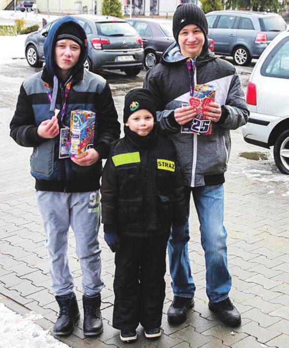 Wszystkich rozgrzewała energetyczna zumba zajęcia poprowadził Dawid Tokarczyk wraz z grupą roztańczonych dziewczyn.