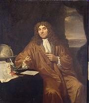 Antonie van Leeuwenhoek Był Holendrem. Żył w latach 1632 1723. Zaczynał pracę jako uczeń w sklepie z tekstyliami.