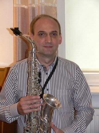 National de Région de Metz we Francji (Pierwsza Nagroda i Złoty Medal w klasie saksofonu i muzyki kameralnej) oraz Hochschule für Musik Hanns Eisler w Berlinie.