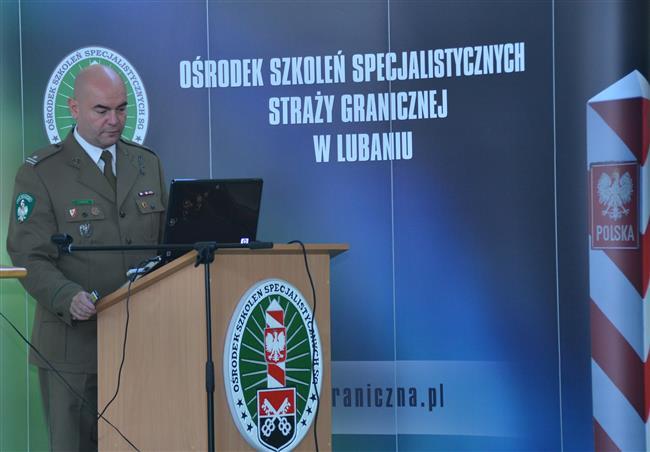 Mjr SG Piotr Lipiński (PSG Katowice Pyrzowice) w swoim wystąpieniu wskazał współczesny wymiar działań oraz rolę i miejsce Straży Granicznej w systemie bezpieczeństwa państwa, szczególnie w aspekcie