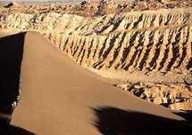 Jednym z bardziej fascynujących miejsc na pustyni Atacama jest okolica wioski-oazy San Pedro de Atacama, gdzie znajdują się piaszczysto-solne doliny: Valle de la Luna i Valle de