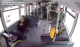 Ujęcie z kamery pokładowej zainstalowanej w autobusie ukazujące postać zamachowca. mi, gdzie w wyniku zderzenia dwóch pociągów pospiesznych zginęło 16 osób, 57 zostało rannych.