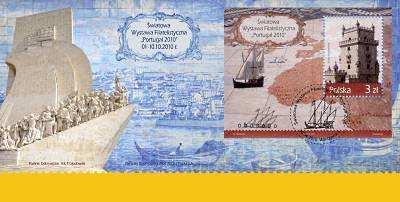 Wieży Betlejemskiej w Lizbonie. W tle bloku umieszczono fragment marmurowej mozaiki, przedstawiającej mapę i trasy podróży portugalskich odkrywców oraz karawelę.