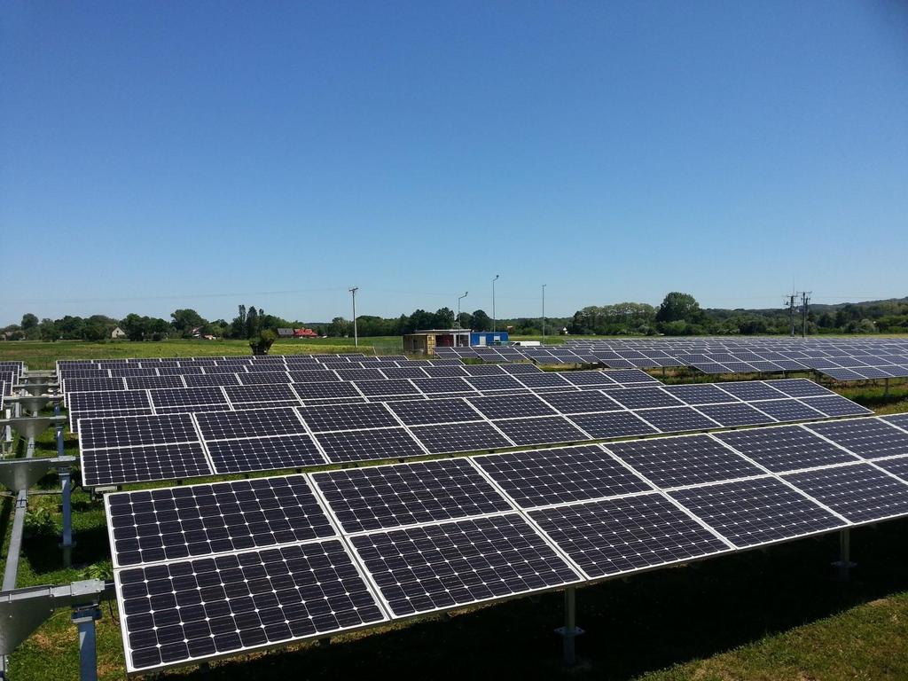 Wartość [mln PLN] Wartość rynku 35 3 25 2 Wartość rynku elektrowni PV 327,6 15 1 91,9 5 Opracowanie: SBF Polska PV/GLOBEnergia,2 7,3,9 3,4 21 211 212 213 214 215 Wartość rynku elektrowni