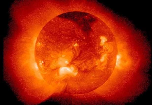 Ewolucja Słońca Słońce ma 4,6 mld lat znajduje się na ciągu głównym. Temperatura w środku - 1610 6 K Wodoru wystarczy jeszcze na następne 6 mld lat. W tym czasie Słońce stanie się 2 razy jaśniejsze.