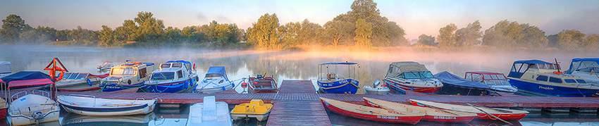 Uraz Miejscowość położona jest na prawym brzegu rzeki Odry, w odległości 7 km na południowy zachód od Obornik Śląskich i około 25 km na północny zachód od Wrocławia.