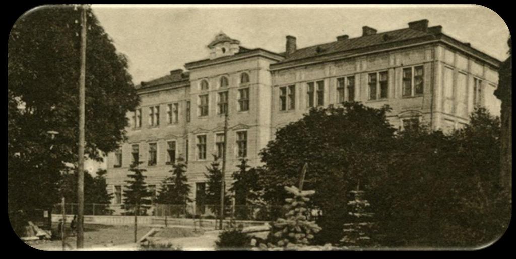 Budynek Gimnazjum im. Józefa Korzeniowskiego Od 1923 r. gimnazjum miało typ humanistyczny z 3 letnią podbudową z językiem łacińskim od klasy IV począwszy.