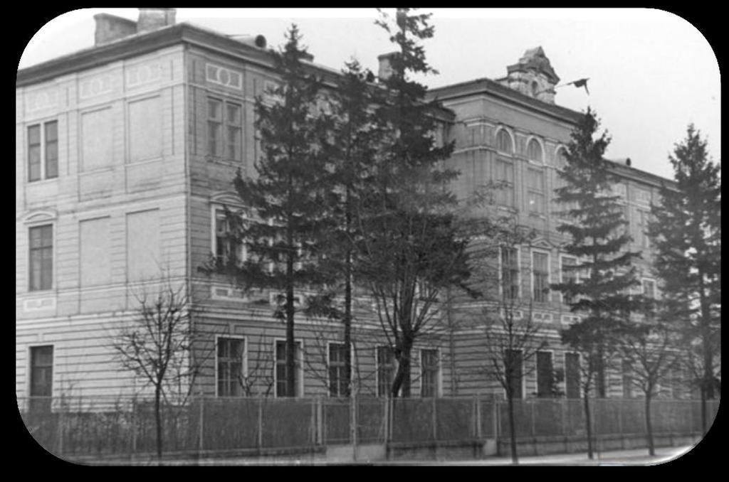 Budynek gimnazjum w roku 1925 Młodzież,