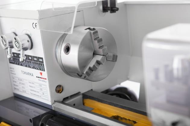 220mm x 500mm Opis maszyny Solidna i niezawodna Prosta i szybka zmiana obrotów dzięki skrzynce przekładniowej Łoże indukcyjnie hartowane i szlifowane Prowadnice regulowane listwami
