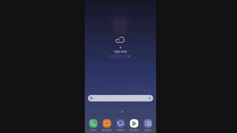 Aplikacje i funkcje 5 Podłącz złącze wielofunkcyjne smartfona do złącza smartfona na urządzeniu DeX Station. Aplikacja Samsung DeX zostanie uruchomiona na smartfonie.
