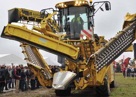 GRIMME Maxtron 620 premierowa maszyna, która wyposażona została w system odliściania, hydraulicznie napędzane wyorywacze kołowe oraz system jezdny z osią przednią opartą na gąsienicach gumowych 800