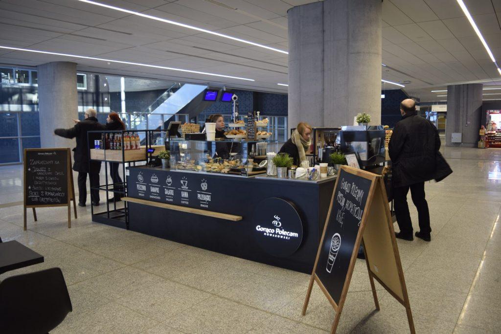 Łódź Fabryczna Nikon D3300 Jest także jedna jedyna wyspa z książkami i znalazłem jeden kiosk Relay z gazetami. I to by było na tyle z oferty gastronomicznej i handlowej.