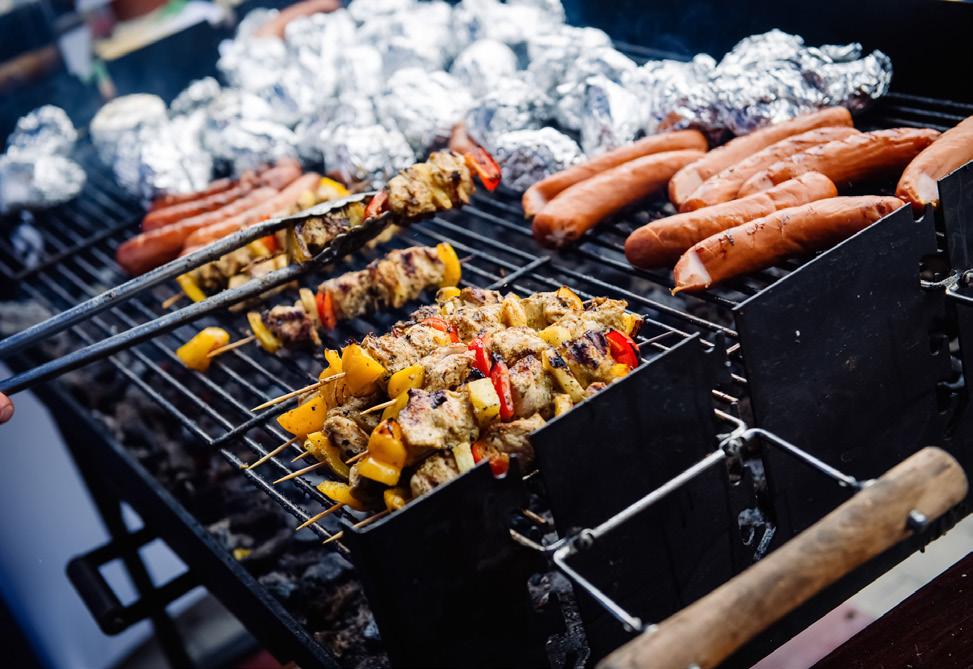 Kiełbaski białe marynowane w soku jabłkowym Grill I Żeberka wieprzowe bejcowane sosem sojowym Kebabczęta na szpadkach Kolby kukurydzy z ziołowym masłem