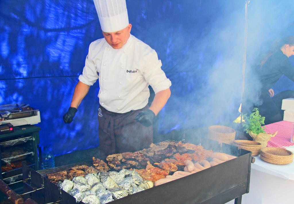 Grill III CENA NETTO 95 zł / 800g NA OSOBĘ Burgery wołowe z grillowanymi warzywami serwowane w bułce maślanej Krewetki z masłem czosnkowym, koperkiem, mango i pikantną papryką Żeberka po teksańsku