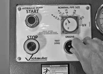 Przełączyć przełącznik na panelu sterowniczym w tryb TEST (JOG) i nacisnąć przycisk Hydraulic Pump Start (start pompy hydraulicznej), aby uruchomić dolny walec.