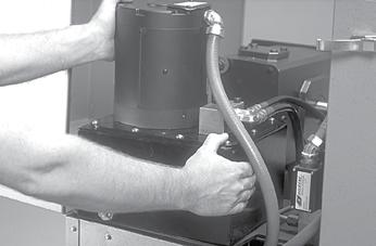 NIE rozłączać połączeń hydraulicznych ani elektrycznych. 3.