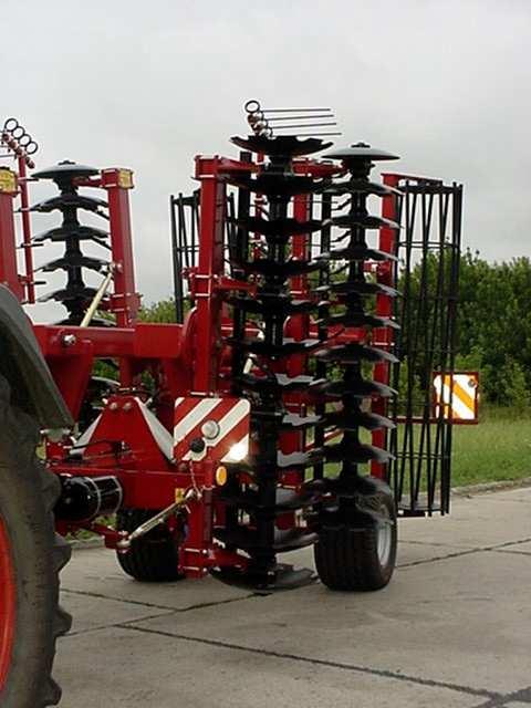 6. Przejazdy transportowe Warunkiem dopuszczającym przejazdy agregatem z broną TERRA X po drogach publicznych jest zainstalowanie przenośnego urządzenia świetlno-ostrzegawczego w specjalnych