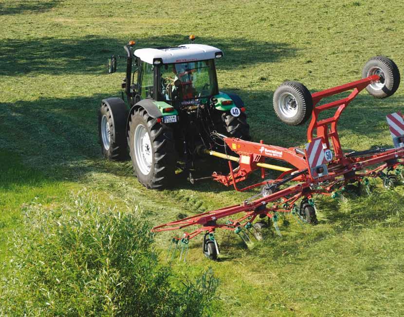 Aby wyeliminwać wyrzucanie masy pza bszar przetrząsania przetrząsacze zstały seryjnie wypsażne w hydrauliczną regulację d pracy wzdłuż linii brzegwej.