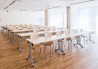 W okolicy można odwiedzić Jaskinię Niedźwiedzią, Twierdzę Kłodzko czy Sanktuarium Marii Śnieżnej pod