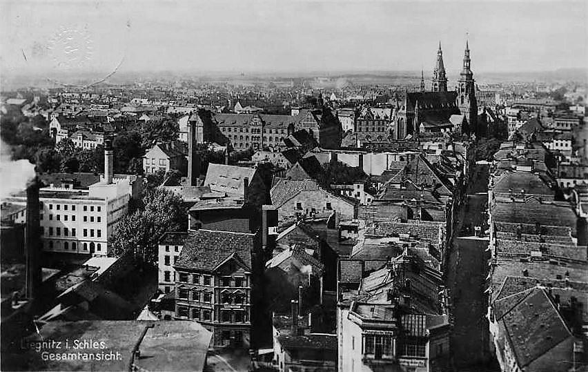 Wrocław, Elbląg, Legnica różne sposoby odbudowy zabytkowych centrów 41 Wojsk Armii Radzieckiej). Renowacji doczekał się też dom Pod Przepiórczym Koszem w 1993 r. podczas odnowy całej pierzei Rynku.