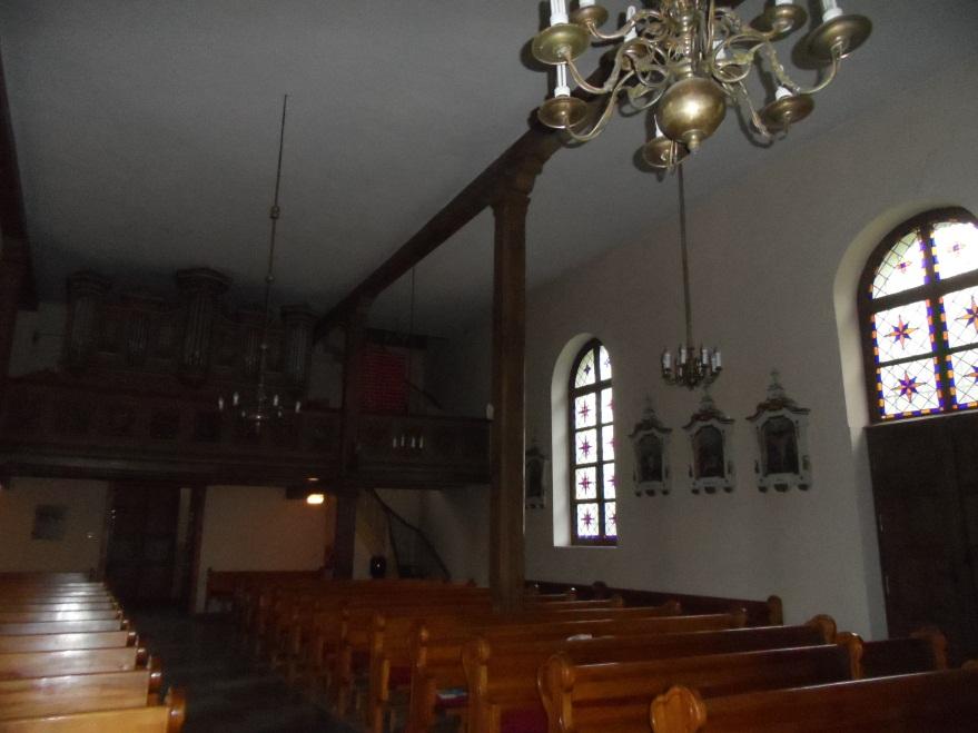 Drewniana belka podciągu podpierająca (niewidoczne) belki stropowe. Podciąg oparty na drewnianych słupach. Na krokwiach zamocowane jest pełne deskowanie z desek o grubości 25 mm.