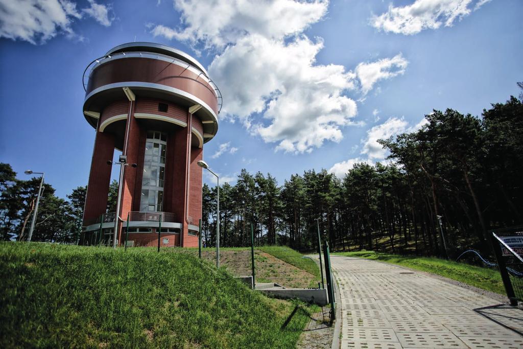 Godnym uwagi obiektem jest również Zbiornik Wody Kazimierz w Orlinkach, usytuowany na wzgórzu wydmowym.