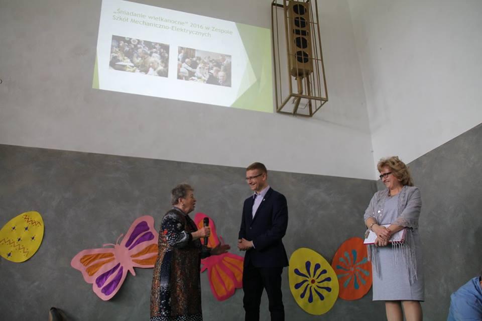 Skierowane jest do osób korzystających ze wsparcia Miejskiego Ośrodka Pomocy Społecznej oraz lokalnych organizacji pozarządowych, jak również tych osób, które potrzebują w tym szczególnym okresie