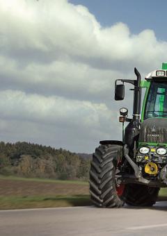 Ciągniki Fendt serii 300 Vario w transporcie Kto pojedzie równie daleko? W branży produkcji rolnej transportowanie zakupionych towarów lub sprzedawanych produktów zabiera coraz więcej czasu.