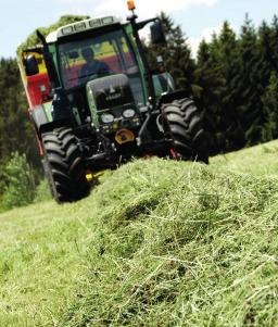 Szeroki wybór rozmiarów ogumienia Ciągnik Fendt serii 300 Vario jest seryjnie wyposażony w ogumienie uniwersalne.