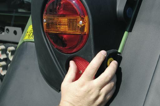 Mocny podnośnik z przodu i z tyłu Tylny układ zaczepowy obsługiwany elektrohydraulicznie posiada siłę udźwigu sięgającą maksymalnie 5 960 dan, co umożliwia bezproblemowe unoszenie najcięższych nawet