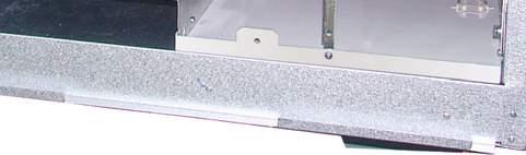 Zewnętrzna blacha jest wykonana ze stali aluminiowo cynkowej z powłoką lakierową, zapewniającą długi