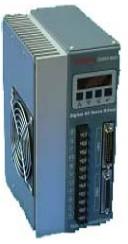 Serwomotor z sterownikiem AC Zasilanie 1x230 V 50Hz lub 3x2 V 50Hz z kablami połączeniowymi Serwo napędach AC wykorzystano najnowsze technologie umożliwia produkowanie urządzeń o wysokiej jakości w
