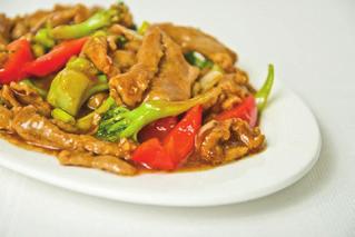 mushrooms, pepper, peas) 三色肉片 24 Polędwica wieprzowa w ostrym sosie