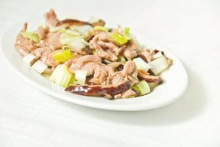 26,80 (grzyby chińskie, por, cebula) Loin of pork with Chinese mushrooms