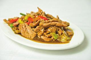 25,80 (pieczarki, papryka, por, cebula) Loin of pork in curry sauce