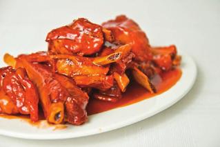 Żeberka z sosem słodko pikantnym 20,80 Spare ribs with sweet & piquant