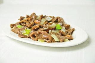 番茄牛 36 Wołowina z grzybami chińskimi 27,80 (grzyby chińskie, por, cebula) Beef with