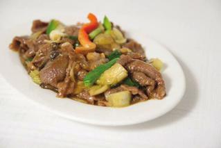 27,80 (pieczarki, papryka, por, cebula) Beef in curry sauce (champignons, pepper,