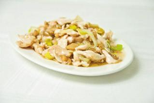 Filet z kurczaka z pieczarkami 20,80 (pieczarki, por, cebula) Chicken fillet with