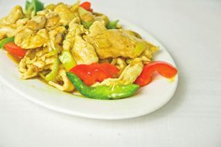 (pieczarki, papryka, por, cebula) Chicken fillet in curry sauce (champignons, pepper,