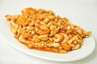 鸡肉类 POTRAWY Z KURCZAKA / CHICKEN DISHES 47 Filet z kurczaka Gong Bao z orzeszkami