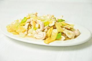 cebula) 220 / 400g Chicken fillet with bamboo shoots (bamboo shoots, leek, onion)