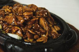 papryka, por, cebula, grzyby chińskie, pieczarki, biała kapusta, pędy bambusa) 250 / 500 g Emperor s hot pot with